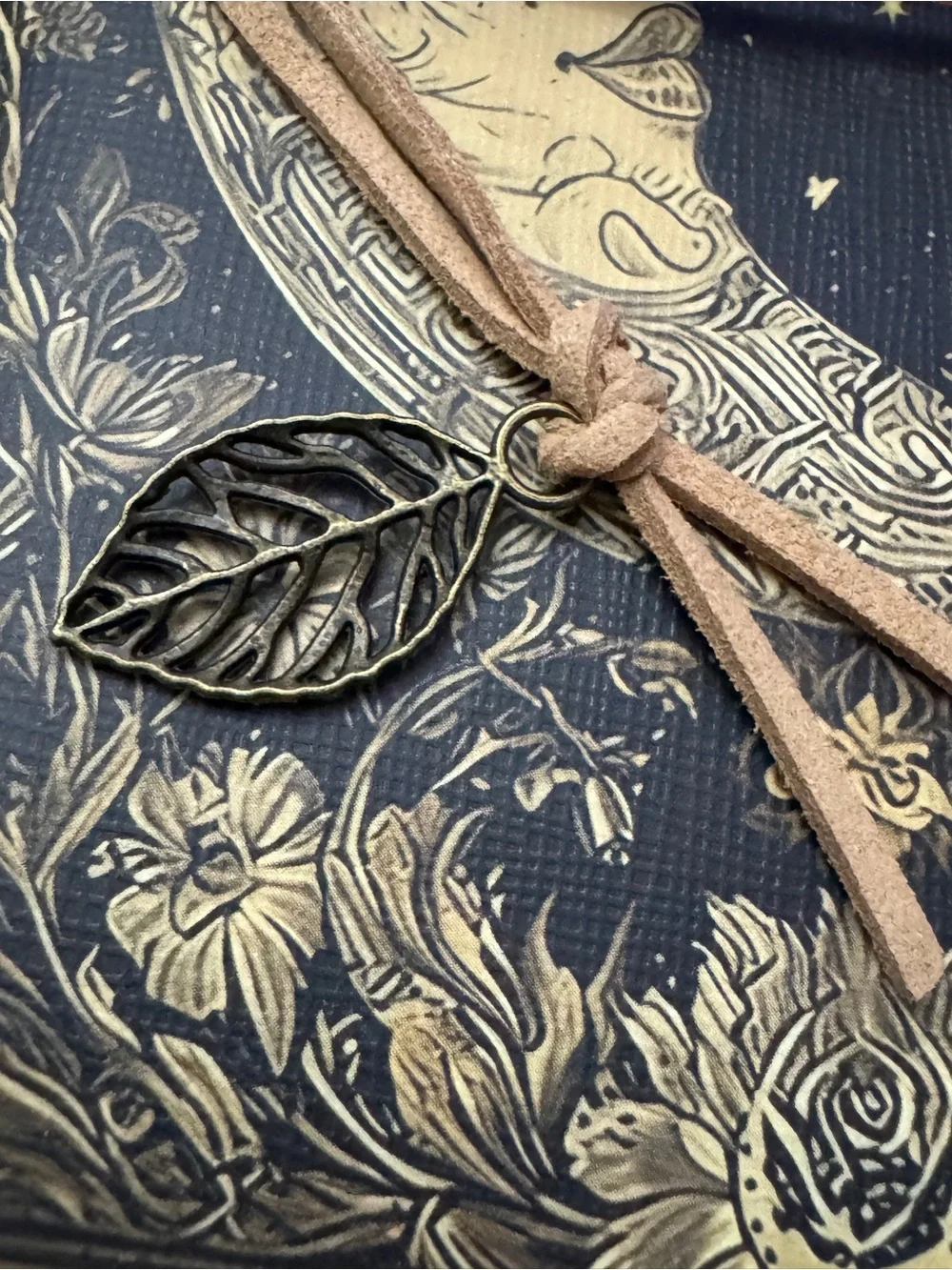 Moon Style Sketchbook Leather-textured Strap and Metal Leaf-shaped Pendant